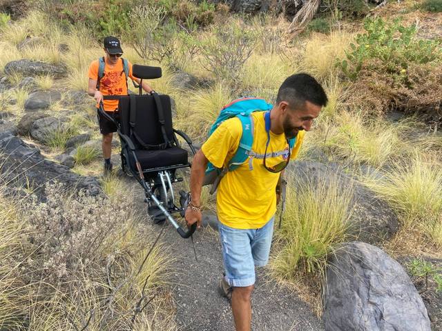 Probando el sendero entre cardones antes de la ruta