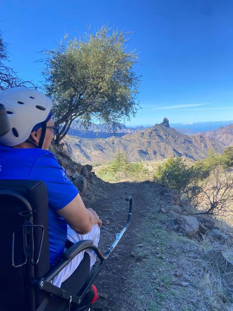 Una mirada a la cumbre desde la Joëlette