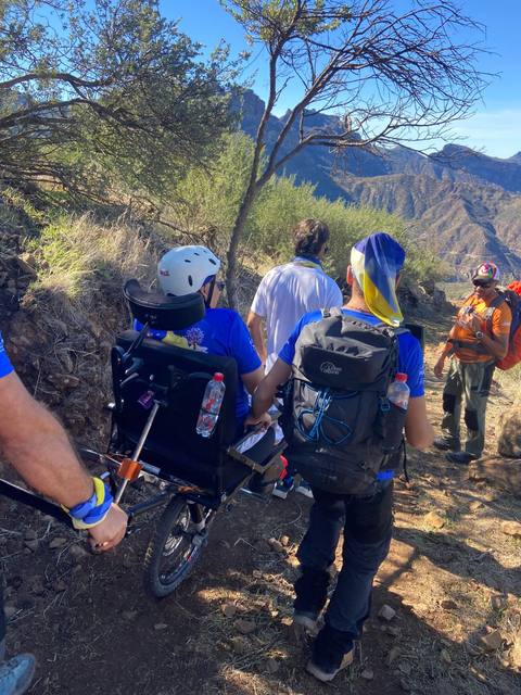 El equipo en marcha por el sendero de cumbre