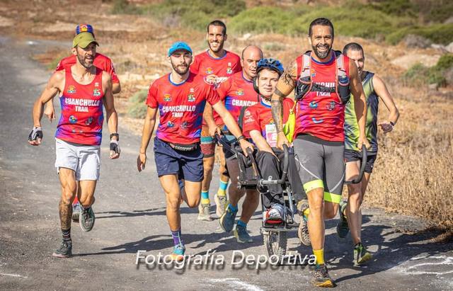 Corriendo en equipo con la Joëlette · Foto: Fotografía Deportiva