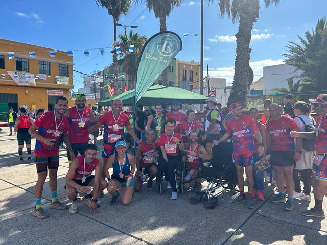 El equipo del Chanchullo Trail celebrando en meta con la Joëlette