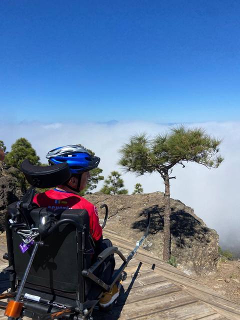 Desde la Joëlette, el Teide asoma entre las nubes