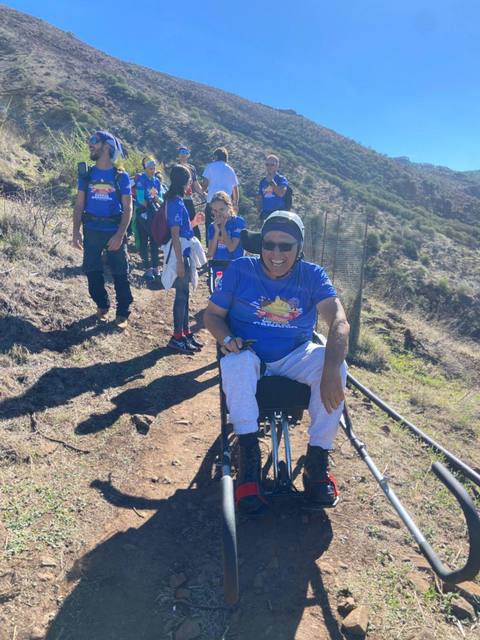 Subiendo en equipo por el sendero