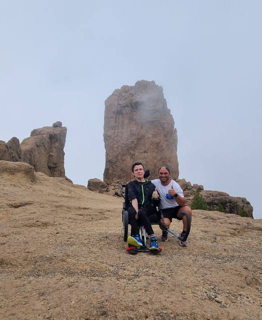 Pulgares arriba a los pies del Roque Nublo
