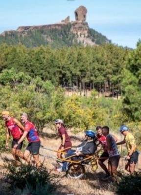 Por el pinar con el Roque Nublo vigilando
