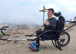 Pulgar arriba en el cruce de caminos, entre la niebla