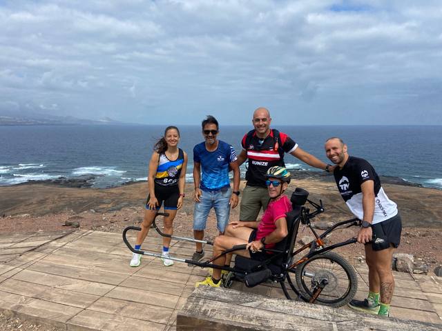 En el mirador, frente al océano