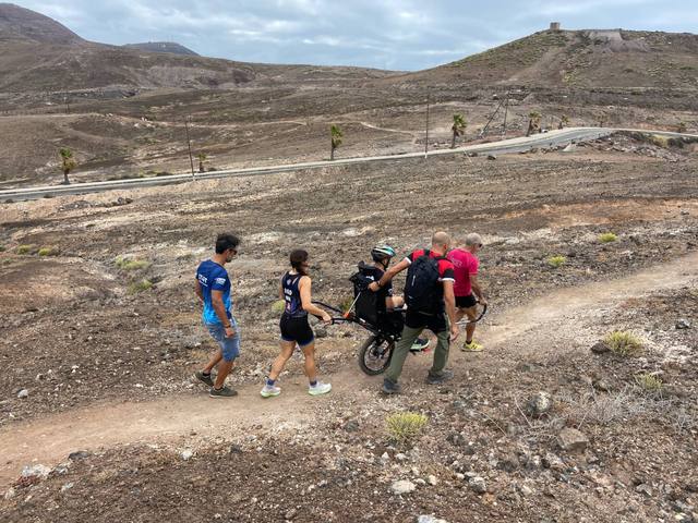 En marcha por el sendero volcánico