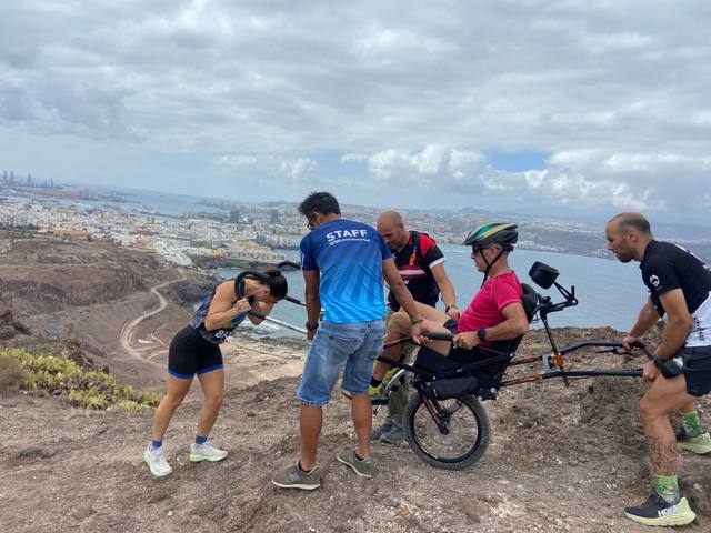 Subida en equipo con vistas a la bahía