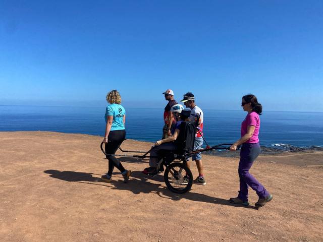 En ruta con la Joëlette junto al mar