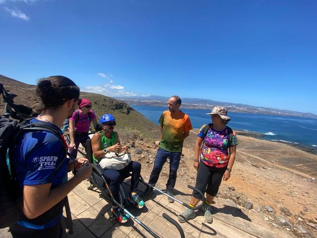Charla en ruta con vistas a la costa