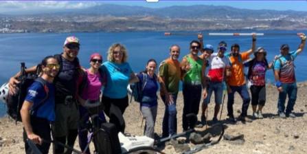 Barra en alto: foto de grupo frente al mar