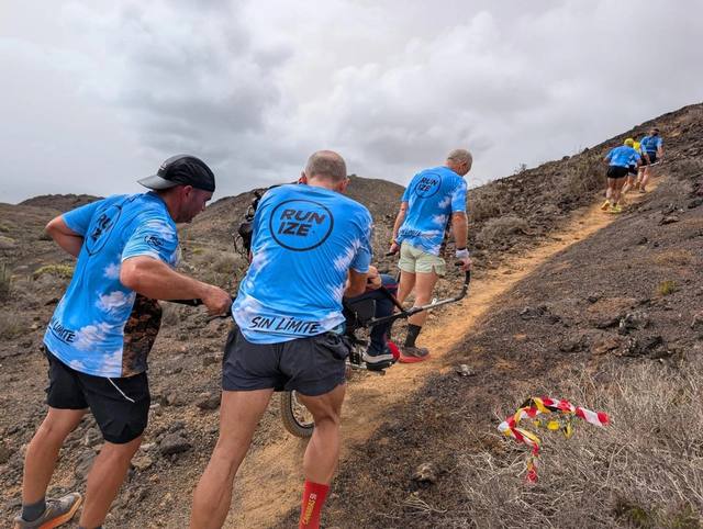 Subida por el sendero: «Sin límite» en la espalda