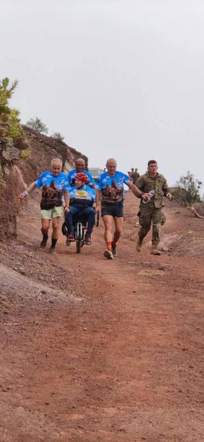 Pilotos en carrera por la pista de tierra roja