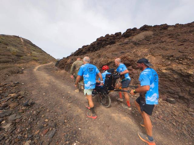 Subida en equipo entre coladas de lava