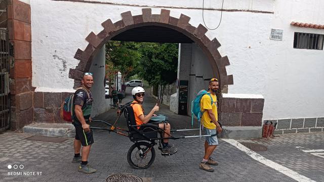 Pulgar arriba bajo el arco de la calle Huertas, en Teror