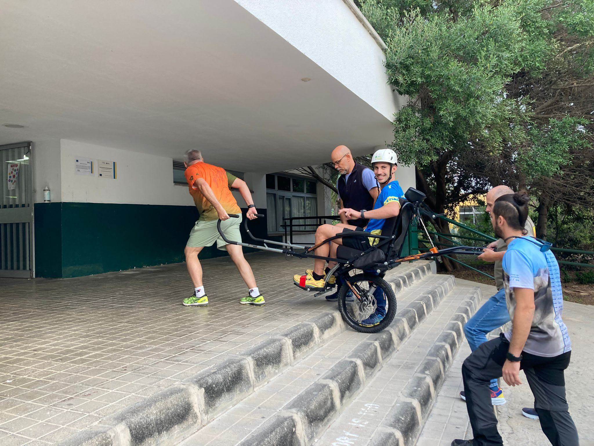 Formación de pilotos de Joëlette subiendo escaleras