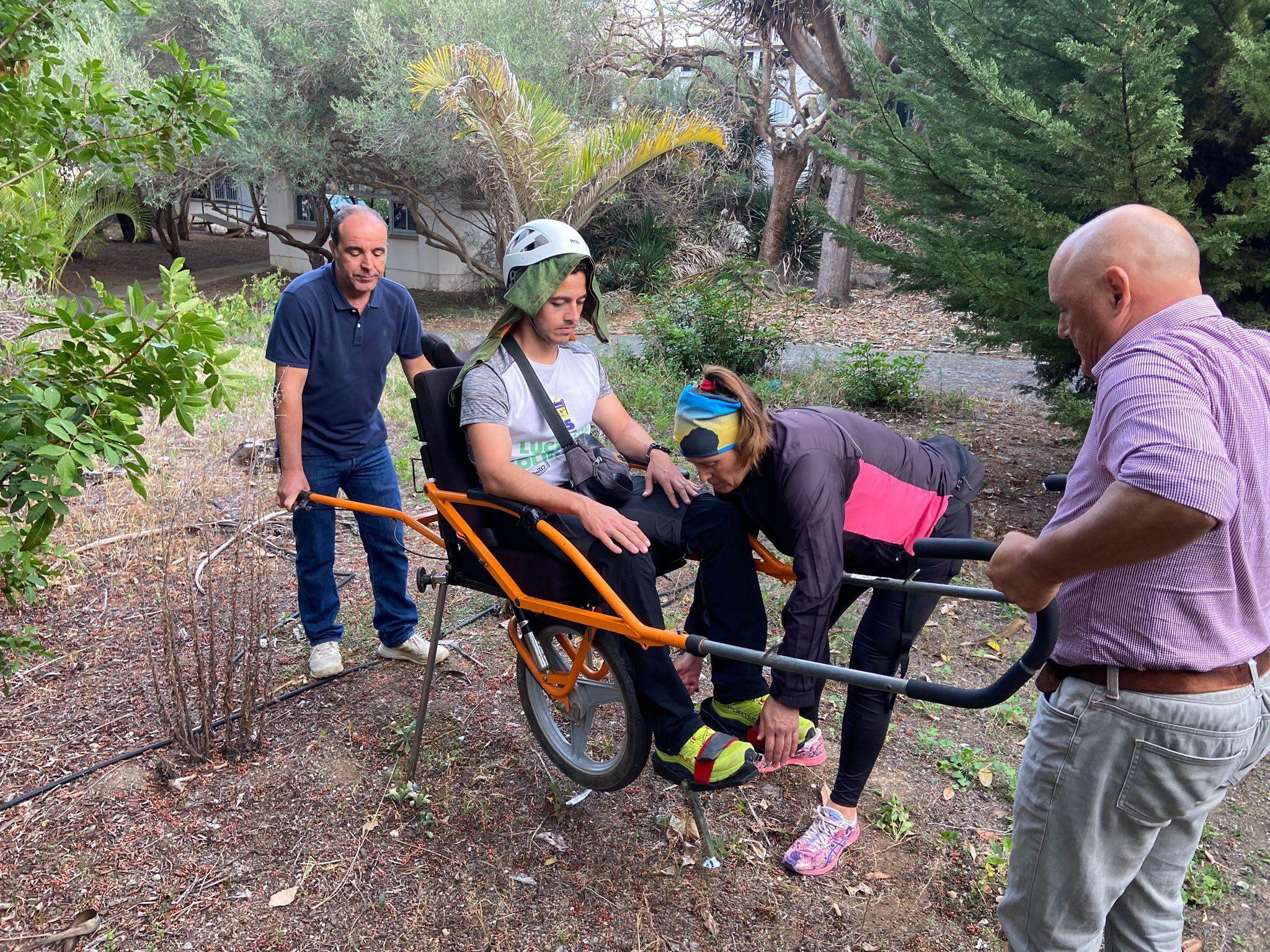 Grupo probando una silla Joëlette en un taller