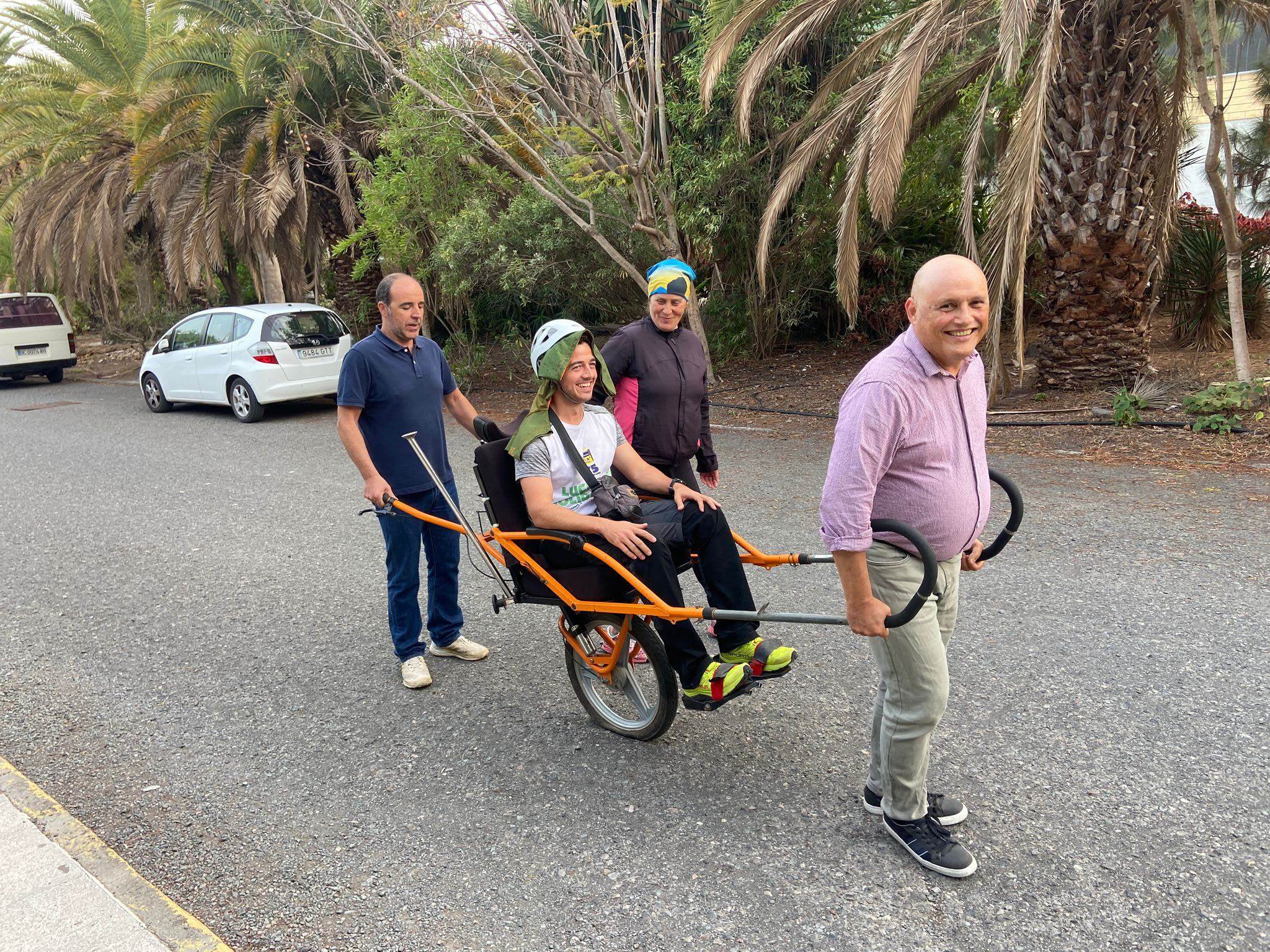 Pilotos llevando una silla Joëlette en el taller de 2024